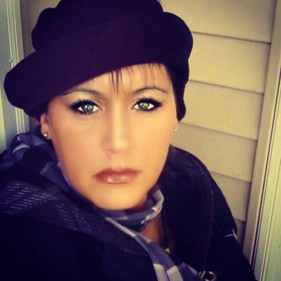 Meet your Posher, Jennifer - Picture 1 of 2